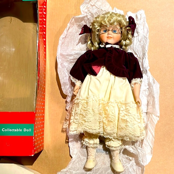 Vintage collectible porcelain doll - Picture 1 of 7